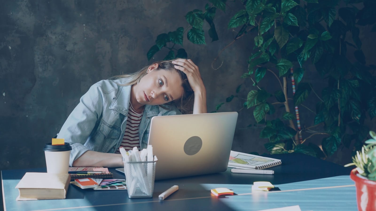 Anxiété au travail : signes, causes et solutions pour la gérer