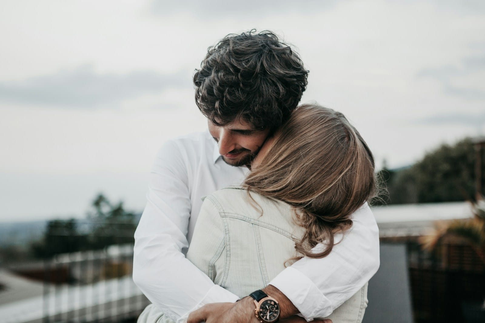 Anxiété de séparation chez l'adulte : 5 signes (+ solutions)
