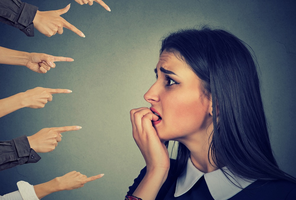 Se détacher du regard des autres : 7 conseils efficaces